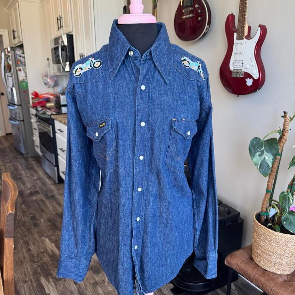 Men’s Vintage 70s Wrangler pearl snap button-up with embroidered motorcycles